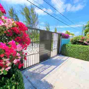 Ocean Breeze Oasis - Private Pool, AC, WiFi, 5-Min Drive to Beach Others