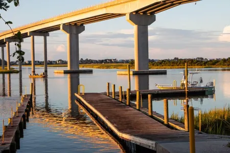 Booking Now for Your Next Vacay. Quiet Location: Sunset Cottage 1 of 2! Отели рядом с достопримечательностью «Парк Сансет Бич»