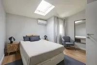 Modern 2 Bed Apt in Campolide near Amoreiras Hotels in Campolide