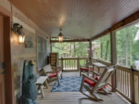 Cozy Cabin with ADA accessible, golfing, hiking,, beach, tennis, and more! โรงแรมในPickens County
