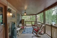 Cozy Cabin with ADA accessible, golfing, hiking,, beach, tennis, and more!