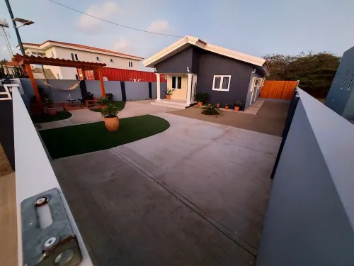 Romantic House with Spacious Hot Tub Spa, Family/Pet friendly and Free Parking