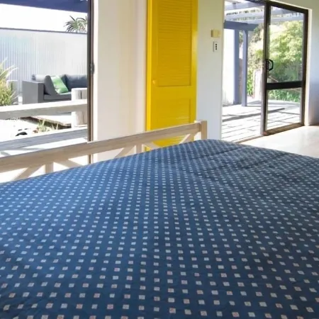 Waiheke Island Oneroa Great location close to wedding venues & village Sleeps 10 Отели рядом с достопримечательностью «Whittaker's Musical Museum»