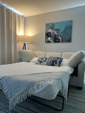 Modern Kona Retreat • Walk to Ocean & Town Отели рядом с достопримечательностью «Маниниауоли Бич»