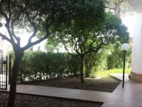 Beach House with Large Garden (Seaside Paradise Vasto) Hotele w: Vasto