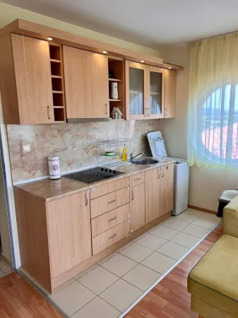 Cozy 1-bedroom apartment near Sunny Beach with pool, AC, WiFi Отели рядом с достопримечательностью «Baradise sunny beach resort»