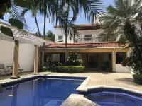 Beautiful big house, near restaurants, unicentro, jardín plaza and more.