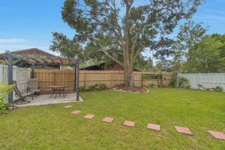 Logan's Hideway & Grill!15 Minutes from Airport