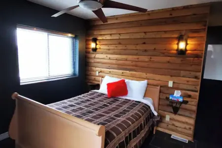 Three Bedroom Three Bath Penthouse with Sauna & Exercise/Office Space Отели в г. Виндзор