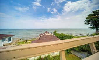 Flamingo Geneva Getaway Steps to Lake Erie!