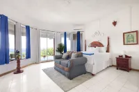 Ocean Views, Pool, Sunrises & Serenity Hotel a 