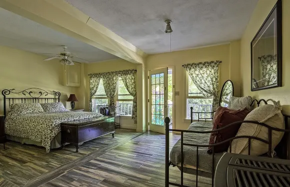 林中瀑布米爾旅館