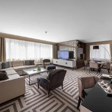 Al Maha Arjaan by Rotana Отели рядом с достопримечательностью «Торговый центр Liwa Centre»
