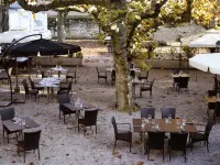 Auberge Communale de Carouge Hotels near Acacias