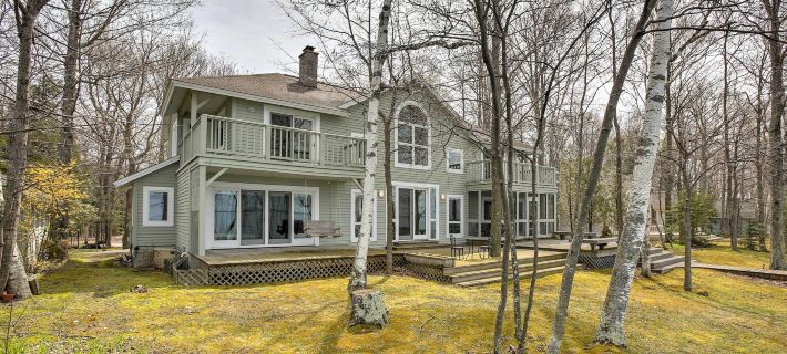 Gorgeous Charlevoix Home on Lake Michigan! Hotels in Charlevoix County