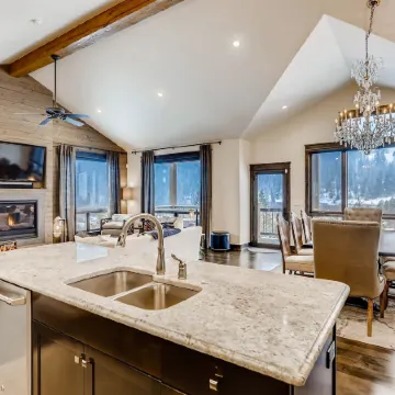 New Luxury 3Bdr Townhome/Stunning Decor, Mountain Views 3 Bedroom Townhouse by RedAwning