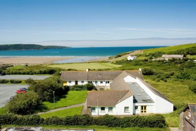 YHA Broad Haven Hotels in 