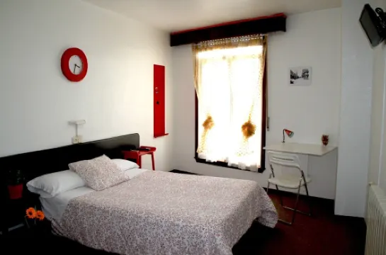 拉斯瑞爾斯膳食公寓