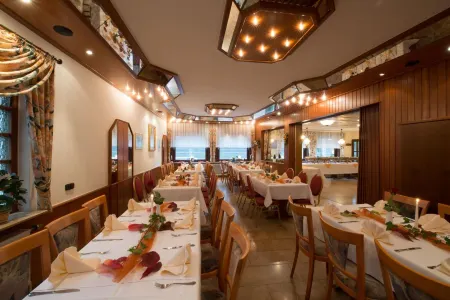 Hotel & Restaurant Krone Отели в г. Богель