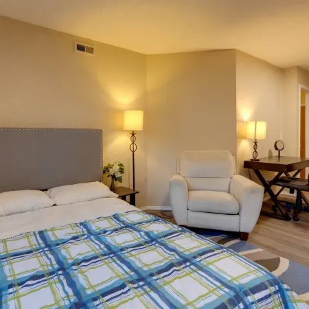 Oregon Jade Lodging- Spacious 2 Bedrooms, Ev Charger, Quite by Stream