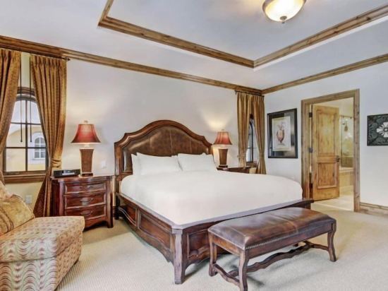 Luxury Ski-in, Ski-Out 1 Bedroom Residence in Lionshead Village at Vail Square