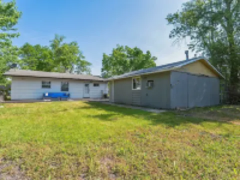 Charming Contemporary Family Home 3 Bedroom Home by RedAwning Hotels in Glenview