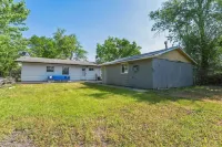 Charming Contemporary Family Home 3 Bedroom Home by RedAwning Hotels in Glenview