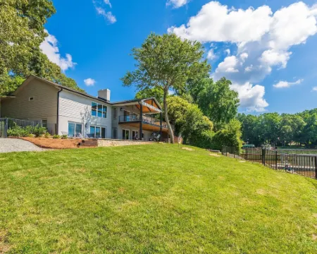 Lakeshore Adrift Hotels in Westport