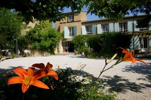 Logis Hôtel Castel Mouisson Hotels in Barbentane