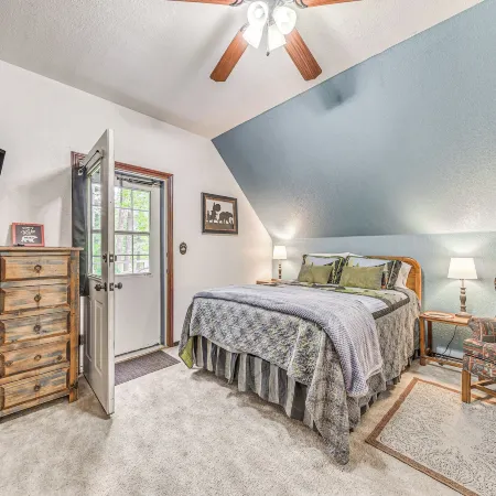 Quaint Cloudcroft Cabin w/ Stunning Forest Views!