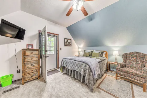 Quaint Cloudcroft Cabin w/ Stunning Forest Views! - 3-Star