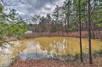 Broken Bow Log Cabin w/ Fire Pit, Pond, & Deck! - Haustierfreundliche