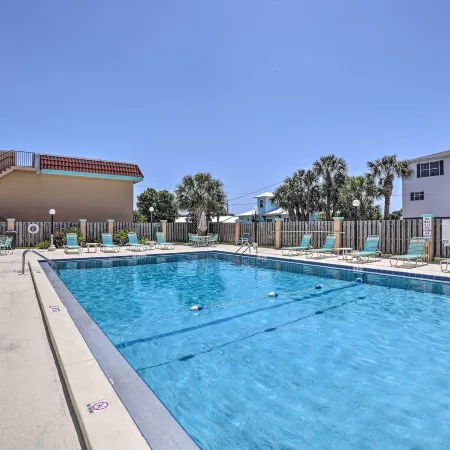 Walk to Crescent Beach: Condo w/ Pool Access