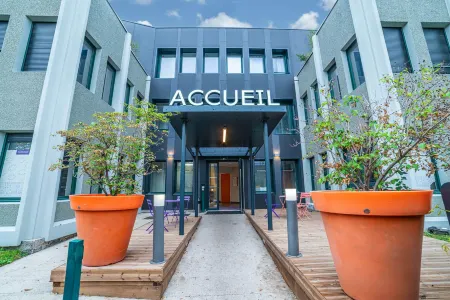 Montempô Apparthôtel Lyon Viviani Отели в г. Венисьё