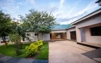 Lulu Guest Lodge - พร้อมอาหารเช้า