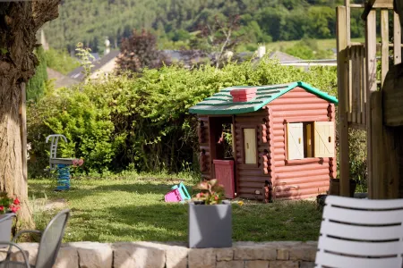 Hôtel-Restaurant le Calice du Gevaudan - A75 Отели в г. Сен-Леже-де-Пейр