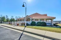 "Hook, Wine, and Sinker" Large 5-bed lakefront villa-pool, hot tub, and courts Hotels in 