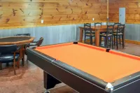 Wraparound Porch: Home Near Dtwn Crossville! - Wifi