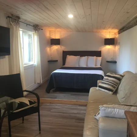 The Wood Shed at Saratoga Beach with hot tub