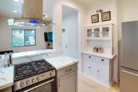 ที่พักวันหยุดริมน้ำที่ยินดีต้อนรับสัตว์เลี้ยงพร้อมระเบียง!