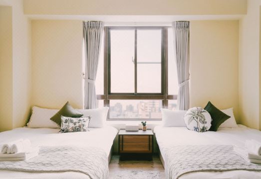 편안해 보이는 더블 침대가 있는 숙소 이미지