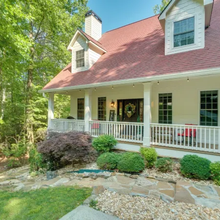Helen Retreat w/ Hot Tub, 2 Mi to Downtown!