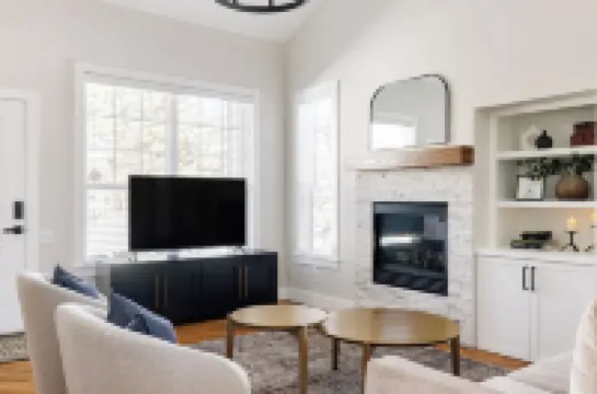 Nest out west in this professionally designed 2 BD/3 BA townhome. Sleeps 6.