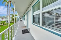 Olde Naples Luxury Condo Steps to Pier, Beach, Sunsets and Fabulous Restaurant