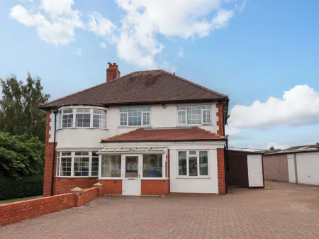 Hazelgarth House Отели рядом с достопримечательностью «Парк Плейдейл Фарм»