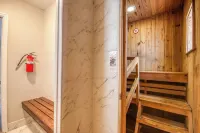 Lux Life - Pool, Sauna, Chill Vibes - Walk to the Water & Downtown!