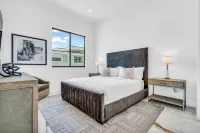 Luxury Retreat Pool, Putting Green + Pickleball Sleeps 17 Bravo Villa 8 by Avantstay
