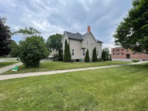 Amazing 2-Bedroom Upstairs Apartment in Alma with WiFi, AC, Cable Hotels in Alma