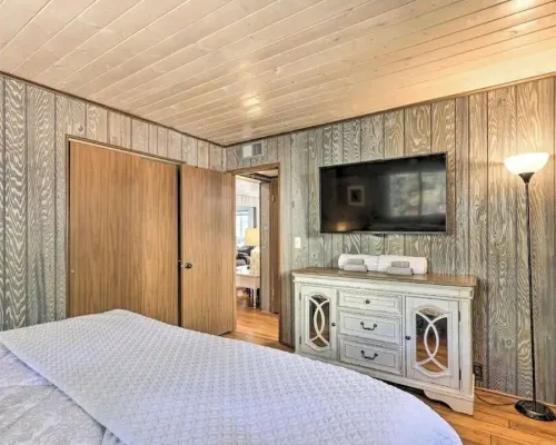 Spring Season Our Cabin Home Backing Preserve with Deck, Grill and Gas Fire Pit Hotels in Pine