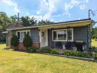 Superb 3-bedroom, 2 bath house on lake erie. 2 min drive to Barcelona Harbor!